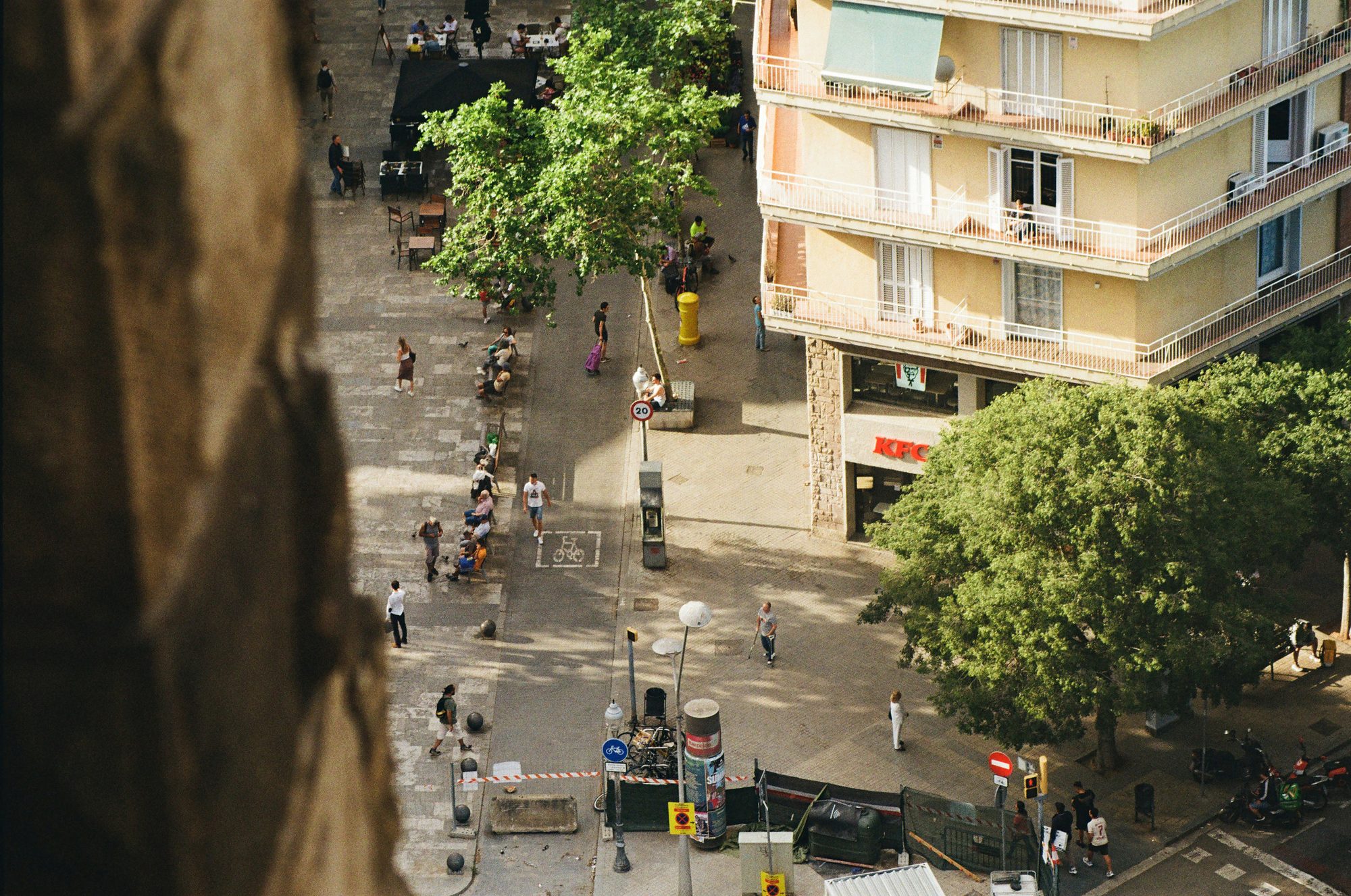 Vue plongeante sur une place, en fin de journée