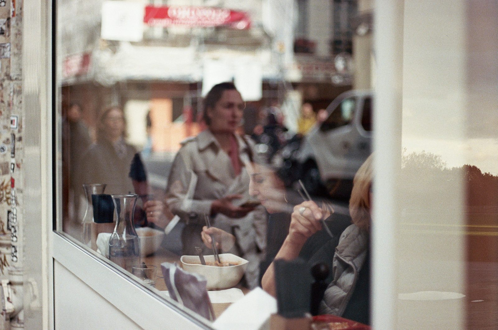 Une vitrine de restaurant, le soir